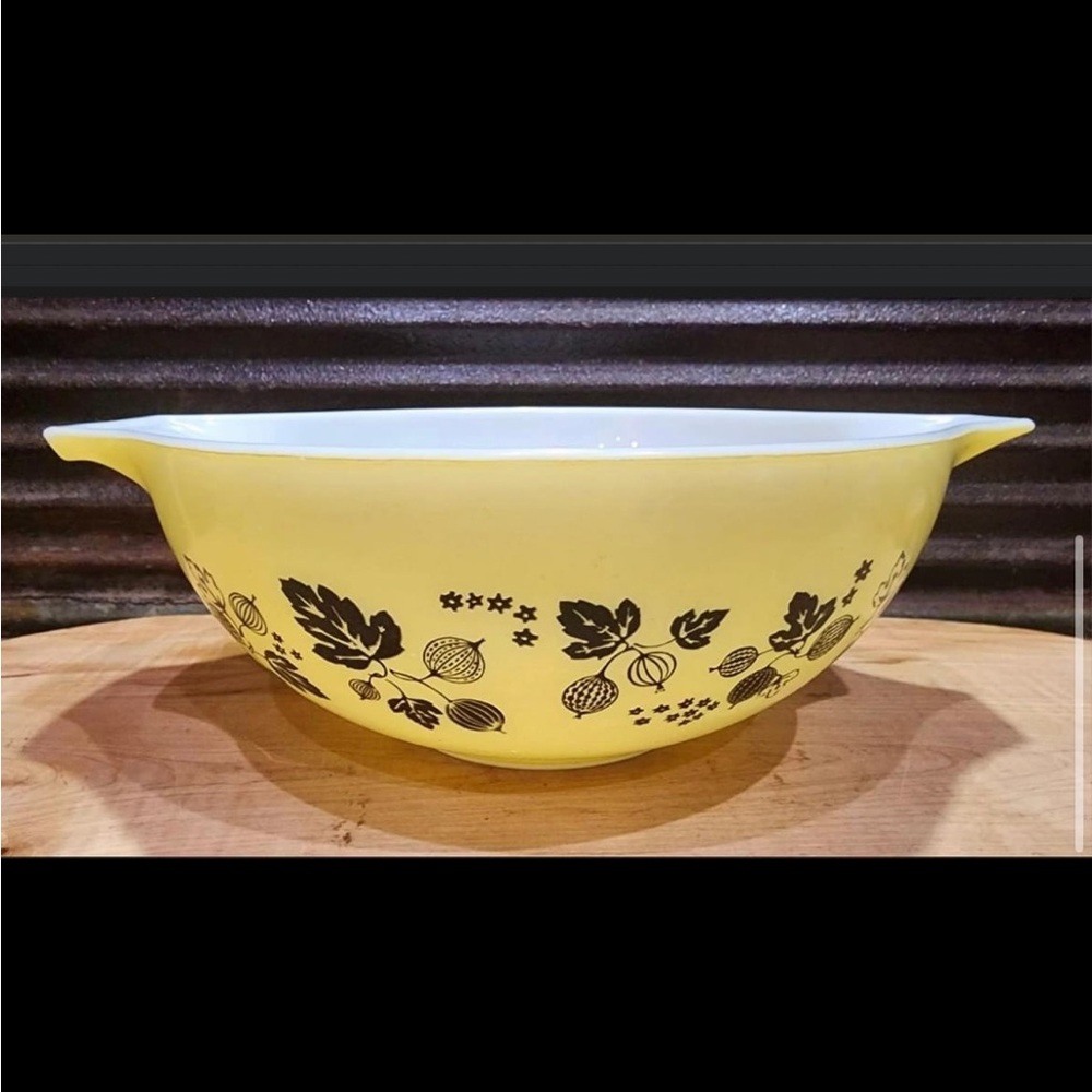 Vintage Pyrex #444 Gooseberry 4 Qt Cinderella Mixing Bowl Yellow Black